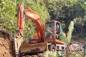 Mở đường đưa máy phá khối đá nặng hàng chục tấn uy hiếp nhà dân