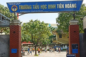 Tạm đình chỉ nữ giáo viên bị phụ huynh tố xúc phạm, ép học sinh học thêm