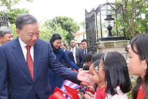 Tổng Bí thư, Chủ tịch nước thăm Đại sứ quán và cộng đồng người Việt Nam tại Cuba