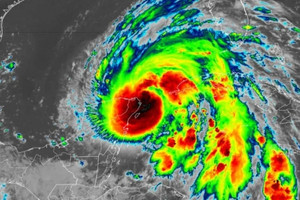 Siêu bão với sức gió 225km/giờ chính thức càn quét 1 bang Mỹ, gây thiệt hại 'thảm khốc', đã có người thiệt mạng