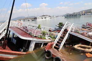 Tài sản chục tỷ ngâm dưới biển, chủ tàu du lịch Quảng Ninh mòn mỏi chờ trục vớt