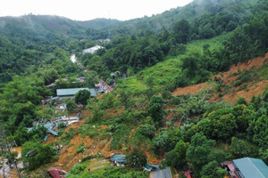 Sạt lở chắn ngang quốc lộ ở Hà Giang, các phương tiện di chuyển thế nào?