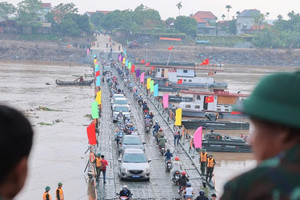 Ngày đầu tiên người dân đi qua cầu phao Phong Châu