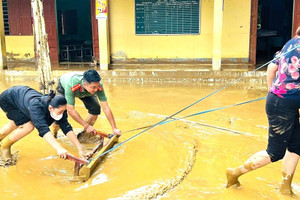 Trường học ngập trong bùn, hàng trăm học sinh chưa thể đến lớp