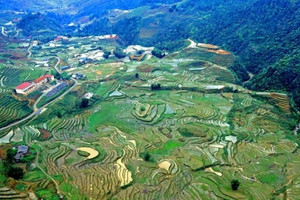 Điểm đến nằm ở độ cao 1.600m, cách Hà Nội khoảng 300km, làm du khách Hong Kong say mê vì thiên nhiên đẹp 'như nàng thơ'