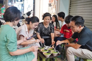 Quán tào phớ 'siêu nhỏ, siêu chật' ở Hà Nội, khách xếp hàng dài chờ mua