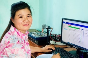 Phút hoảng hồn của nữ phát thanh viên khi già làng dọa đổ cơm xuống suối