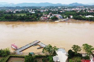 Công binh dùng phà thay thế cầu phao Phong Châu từ 14h chiều nay