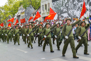 Tái hiện đoàn quân tiếp quản Thủ đô năm 1954 tại hồ Gươm