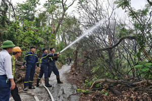 Cháy rừng sát di tích quốc gia đặc biệt, 300 người nỗ lực dập lửa thành công