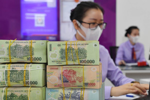 Giá USD ngân hàng tăng mạnh, vượt 25.000 đồng/USD