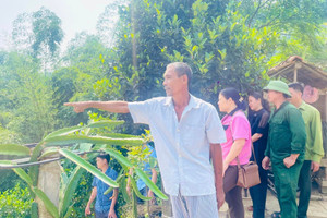 Ông lão bơi thuyền ra sông Lam cứu 3 học sinh đuối nước