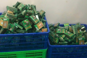 Bắt nhóm đối tượng sản xuất 30.000 chai dầu gió giả ở Long An
