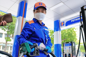 Giá xăng dầu bật tăng dữ dội, RON 95 vọt lên hơn 21.000 đồng/lít