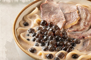 Mì trà sữa trân châu bắp bò độc lạ của nhà hàng Việt lên báo nước ngoài