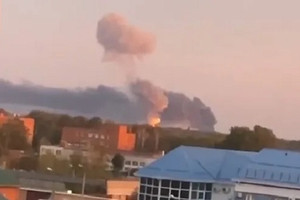 Ukraine tuyên bố tấn công căn cứ có hơn 50 máy bay quân sự, trực thăng của Nga