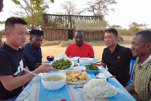 Lần đầu ăn món Việt, trưởng bản ở châu Phi liên tục khen ngon