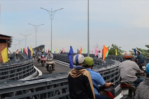 2 quận TP. HCM không có đường giao thông liên kết, lưu thông duy nhất bằng cầu sắt tạm bị đâm sập 2 lần sắp có cầu mới gần 1.200 tỷ