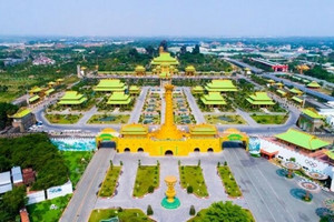 Đền thờ rộng 5.000m2 được dát vàng 24K, nằm bên trong Khu du lịch lớn nhất Đông Nam Á của vợ chồng bà Nguyễn Phương Hằng