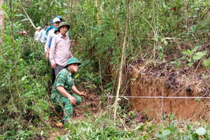 Quả đồi bất ngờ nứt toác, Quảng Nam công bố tình huống khẩn cấp