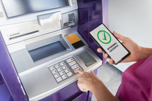 Máy ATM ‘nuốt tiền’ không nhả, áp dụng ngay 2 cách này để không mất tiền oan