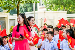 'Nhìn thầy cô từ chối miễn học phí cho con, nhân viên trường học càng tủi’