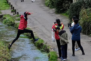 Ngôi làng nổi tiếng quá tải du lịch: Đường kẹt cứng, dân địa phương kêu cứu