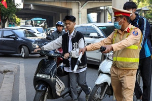 Vi phạm luật giao thông, hơn 1.900 học sinh ở Hà Nội bị thông báo về trường