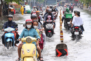 TPHCM sắp đón đỉnh triều cường cao nhất, mưa lớn còn tiếp diễn