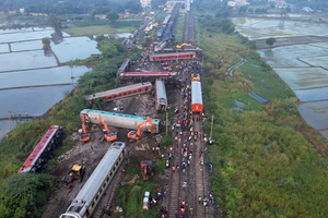 Tàu chở gần 1.400 khách trật bánh, đâm vào tàu chở hàng: Dịch vụ đường sắt tê liệt, khẩn cấp triển khai công tác cứu hộ