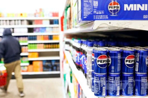 2 ‘đế chế’ nước ngọt Pepsi và Coca-Cola lao đao vì thiếu... lon và đường