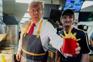 Ứng viên tổng thống Mỹ của đảng Cộng hòa Donald Trump 'phục vụ' ở McDonald's