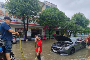 Mưa lớn gây ngập sâu nhiều tuyến đường ở TP Tam Kỳ, hàng loạt xe chết máy