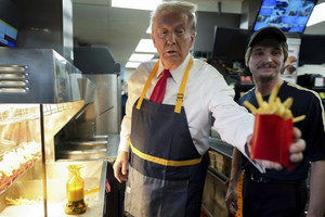 Donald Trump hóa thân thành nhân viên McDonald's, gây sốc với đòn tấn công vào bà Kamala Harris