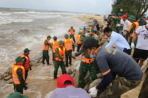 Bờ biển sạt lở dữ dội, lãnh đạo Thừa Thiên Huế chỉ đạo khẩn