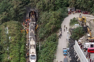 Tàu chở gần 500 hành khách trật đường ray, lao vào thành đường hầm: Điều động khẩn cấp hơn 150 nhân viên cứu hộ, quân đội, máy bay đến hiện trường