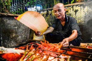 Quán chân gà nướng đắt hàng 29 năm ở Nam Định, khách nguyện ngồi chờ cả tiếng