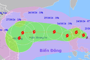 Bão Trà Mi sắp vào Biển Đông, đổi hướng liên tục