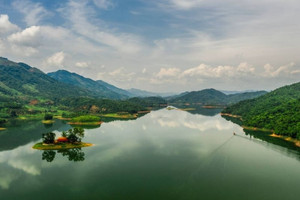 Hồ nước được ví như ‘vịnh Hạ Long trên cạn’, có diện tích bề mặt hơn 26km2, dung tích nước lớn gấp 25 lần Hồ Tây