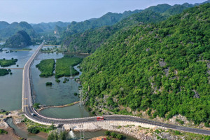 Tuyến đường ‘hoa’ trị giá nghìn tỷ chỉ dài 20km nhưng xuyên qua cả núi, rừng và biển, dẫn thẳng tới ‘viên ngọc xanh’ miền Bắc