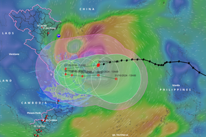 Bão Trà Mi tiến gần đất liền, miền Trung bắt đầu hứng chịu