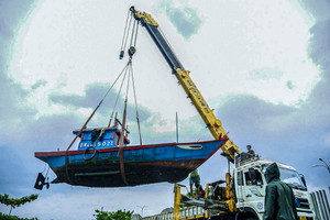 Ngư dân Đà Nẵng thuê xe cẩu đưa thuyền lên bờ tránh bão Trà Mi