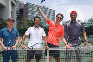 Bác sĩ ngừng tim trên sân tennis, thoát chết nhờ 3 người bạn