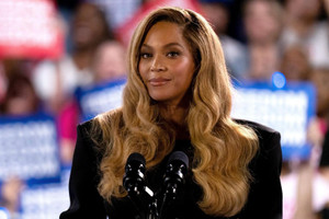 Beyoncé đẩy bà Kalama Harris vào tình huống khó xử