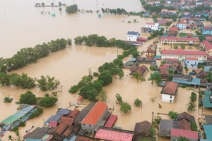 'Rốn lũ' Lệ Thủy, nghìn ngôi nhà chìm sâu trong biển nước