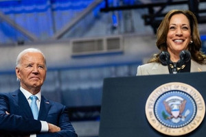 Bà Harris cố tách biệt khỏi ông Biden khi ngày bầu cử đến gần