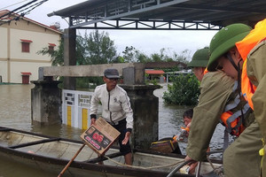 Quảng Bình huy động thuyền ngư dân cứu hộ, tiếp tế lương thực tới 'rốn lũ'