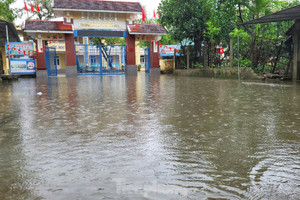 Nhiều vùng còn ngập lụt, hàng nghìn học sinh tại Thừa Thiên-Huế chưa thể đến trường