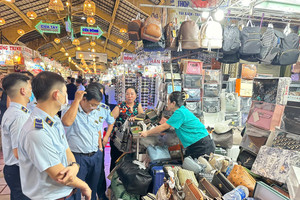 Chợ Bến Thành bị kiểm tra, Saigon Square vội vã đóng cửa