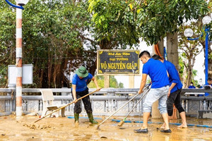 Nước lũ vừa rút, huy động hàng trăm đoàn viên, thanh niên tập trung về khu vực Nhà lưu niệm Đại tướng Võ Nguyên Giáp